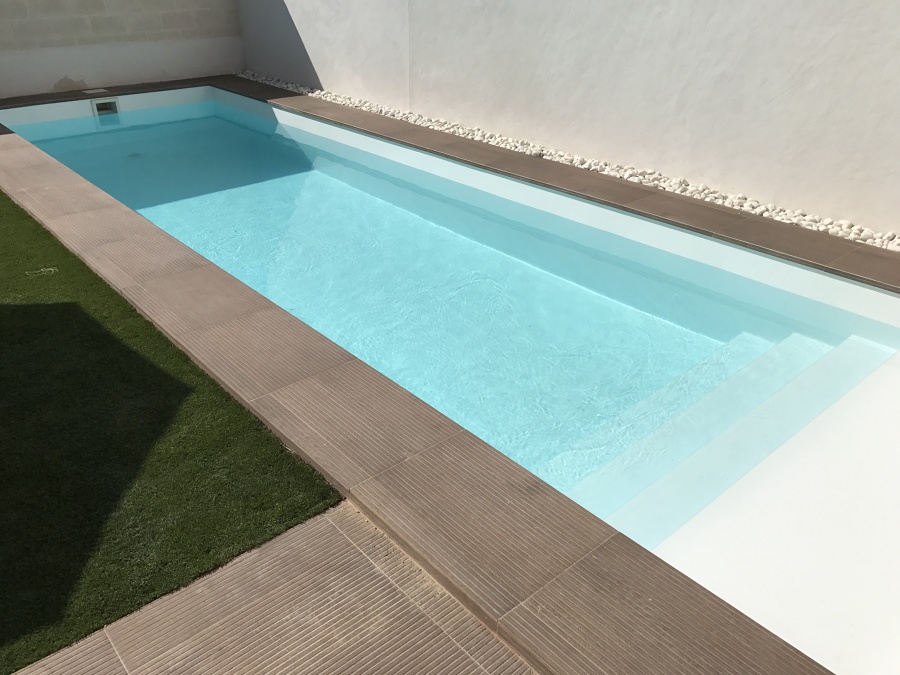 Piscina con mini playa y escalera