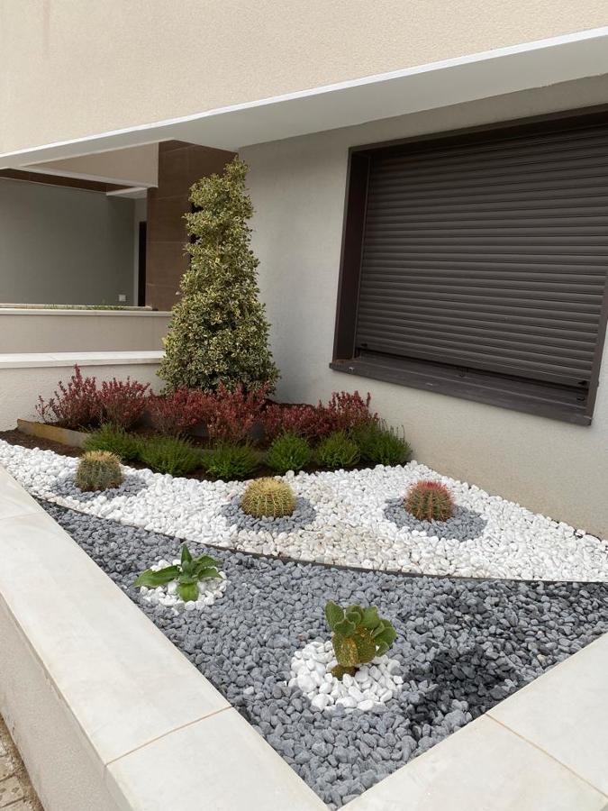 Diseño de jardinera con acero corten y canto rodado