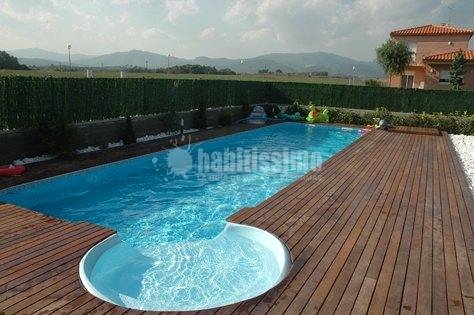 Piscina con spa.