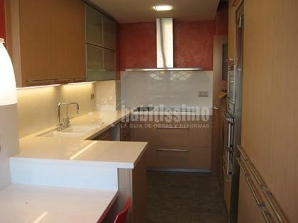 Detalle cocina con mesa adjunta