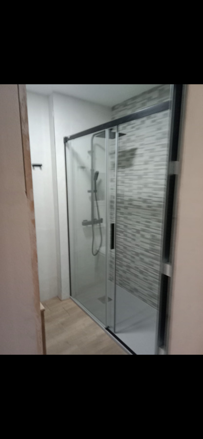 Reforma integral con mampara puesta y accesorios