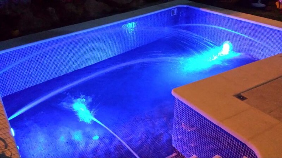 Piscina con escalera lateral y Jacuzzi