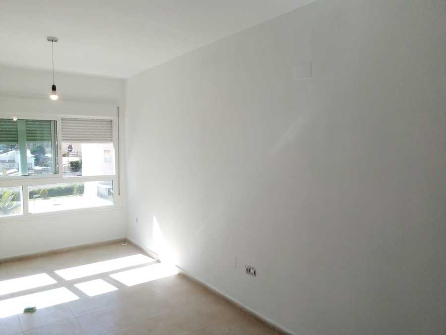 Salón pintado de Blanco techo y paredes