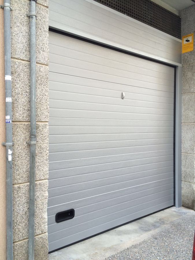 PUERTA SECCIONAL COMUNITARIA