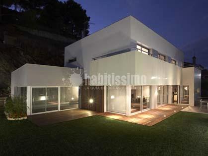 Vista nocturna casa con piscina privada