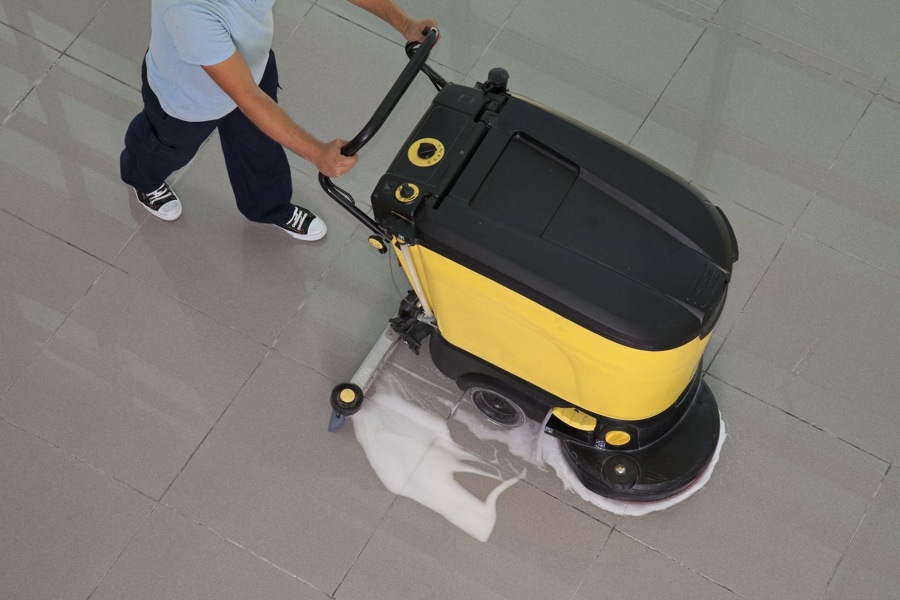 Limpieza de suelo con maquina fregadora.
