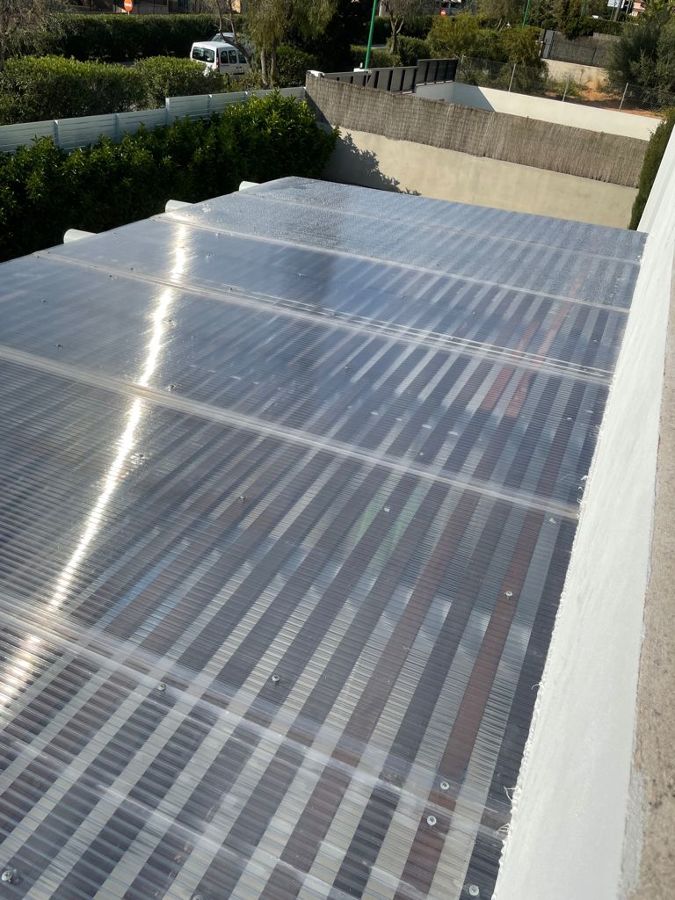 Enlistado de madera y plexiglas. Instalacion