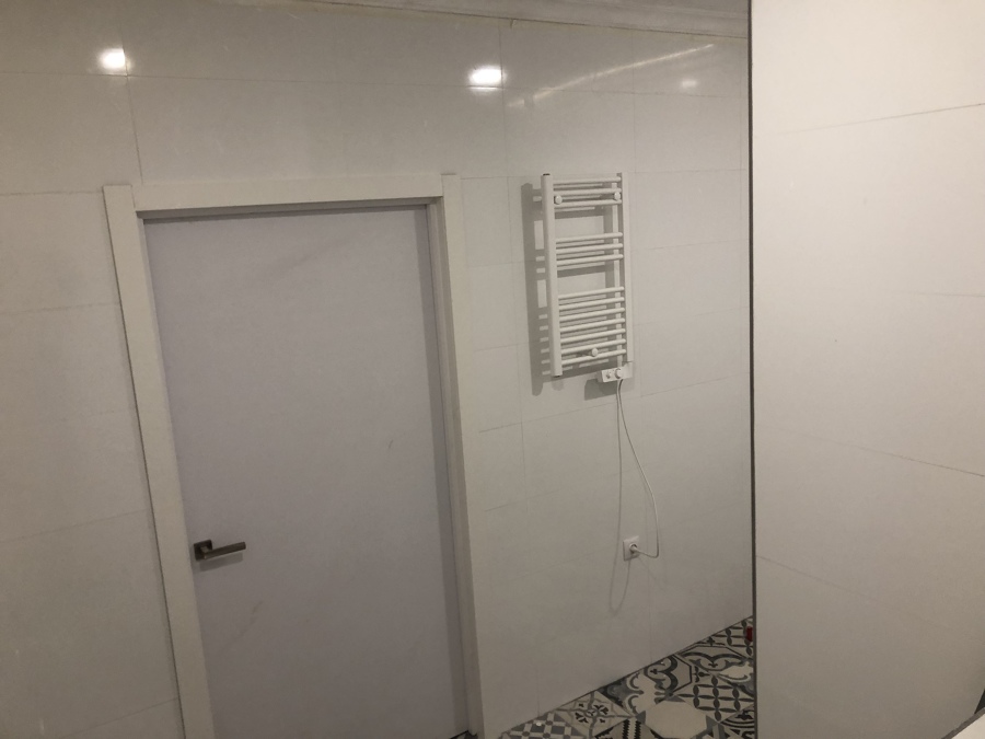 Instalación puerta y alicatado superficies