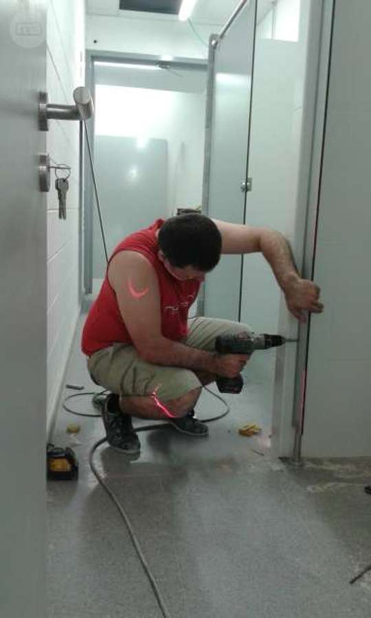 montar mamparas y puertas antifuego de baño de una fabrica (saica)