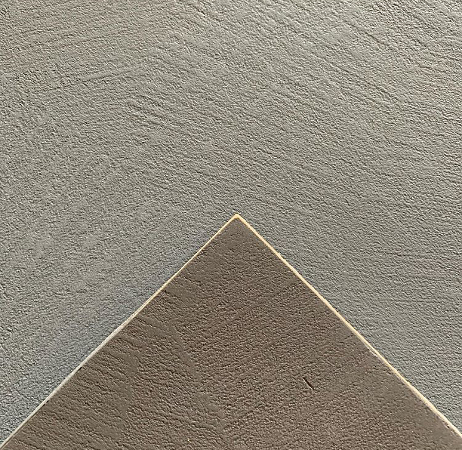 Detalle microcemento con junta metálica