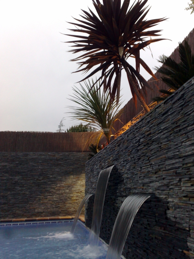 Piscina con cascadas