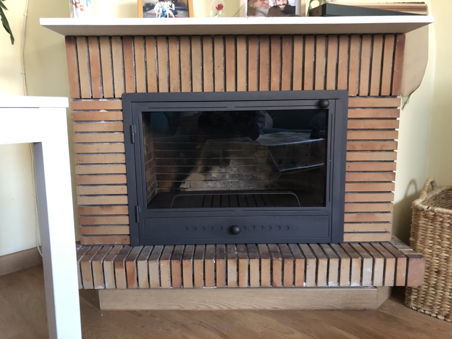 Ejemplo puerta para hogar abierto