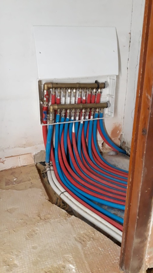 Instalación de calefacción de agua en obra por el suelo