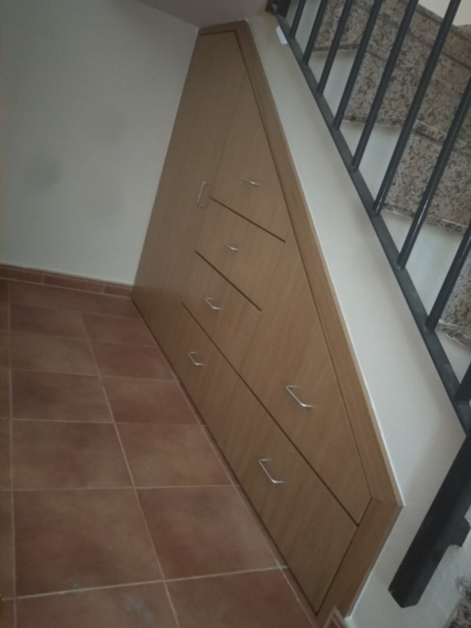 BAJO ESCALERA BARNIZADO EN ROBLE