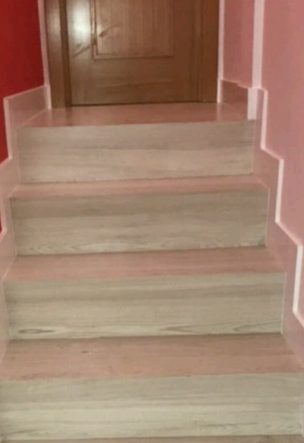 Forrar escalera con tarima flotante laminada