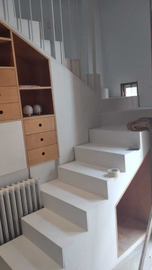 Escaleras modernas con armario