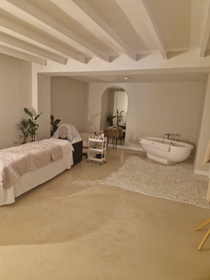 Recepción en pladur con nichos decorativos e iluminación LED