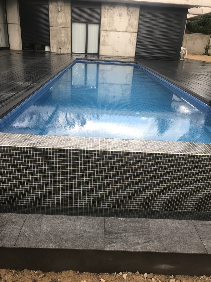 Piscina rebosante
