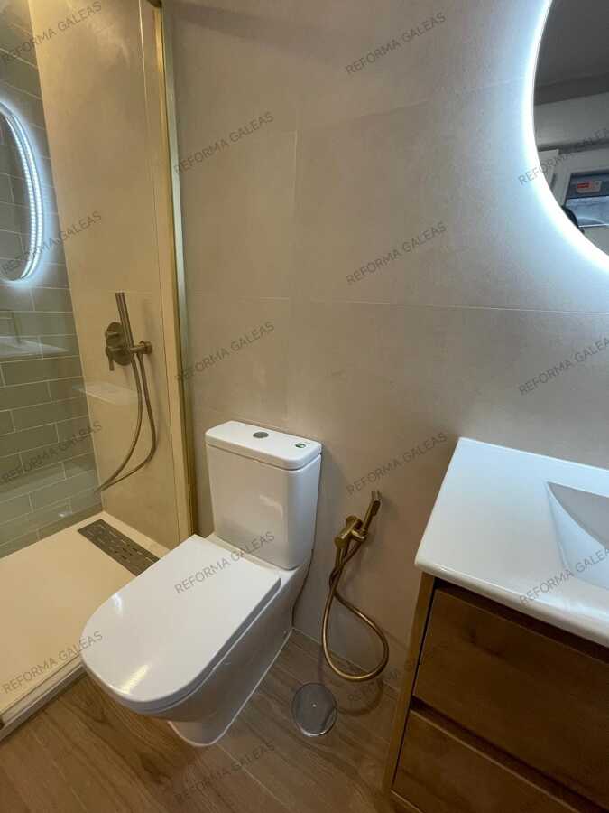 Inodoro y grifo videt