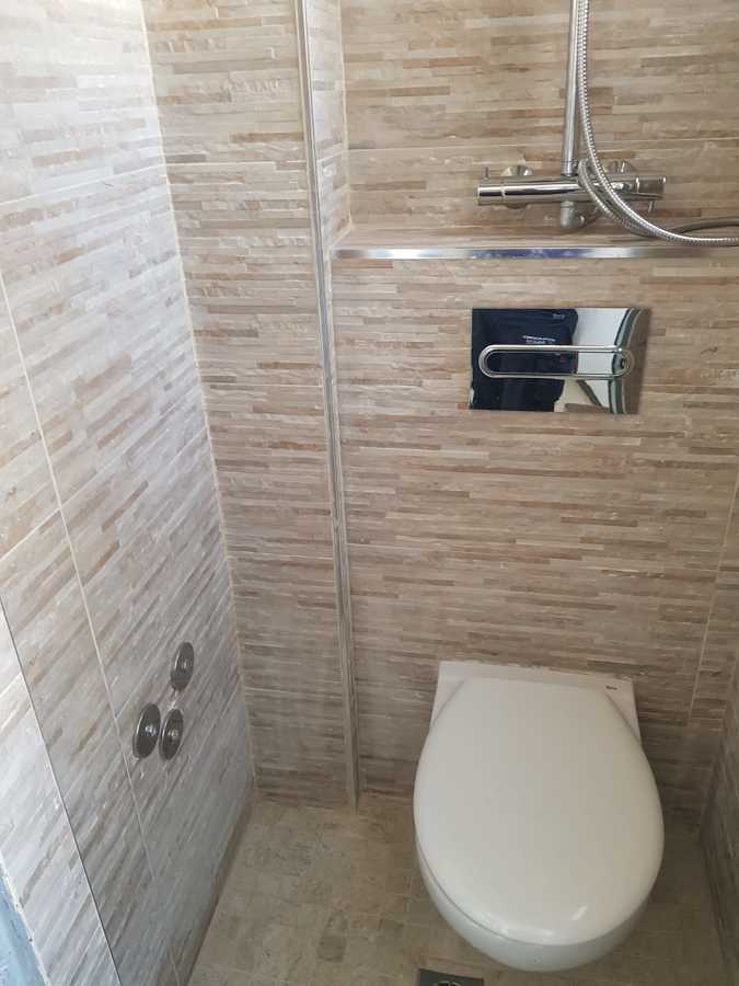 Baño completo con wc suspendido y ducha integrada