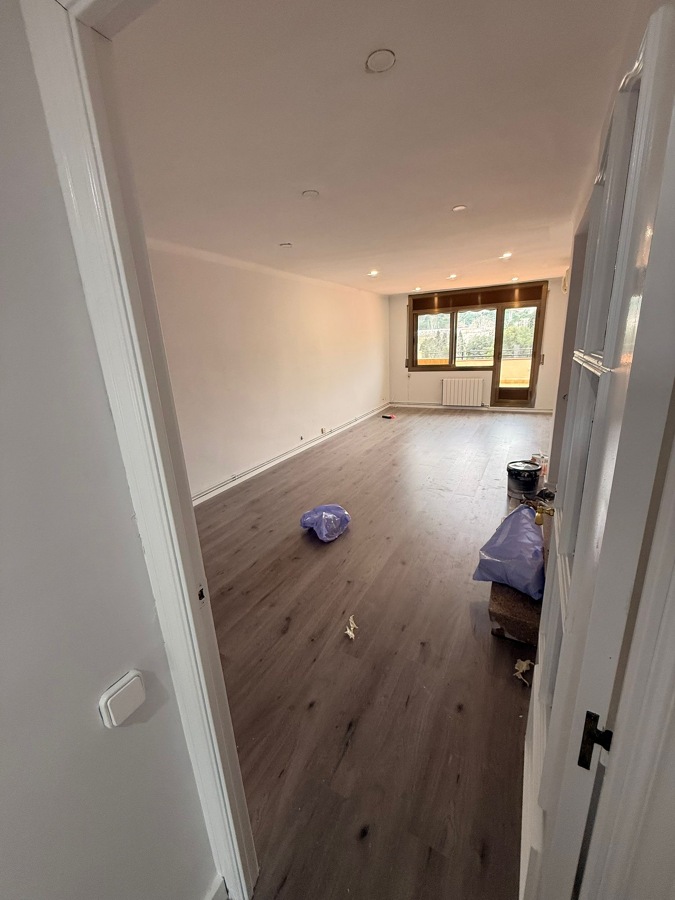 Habitación pintura y parquet