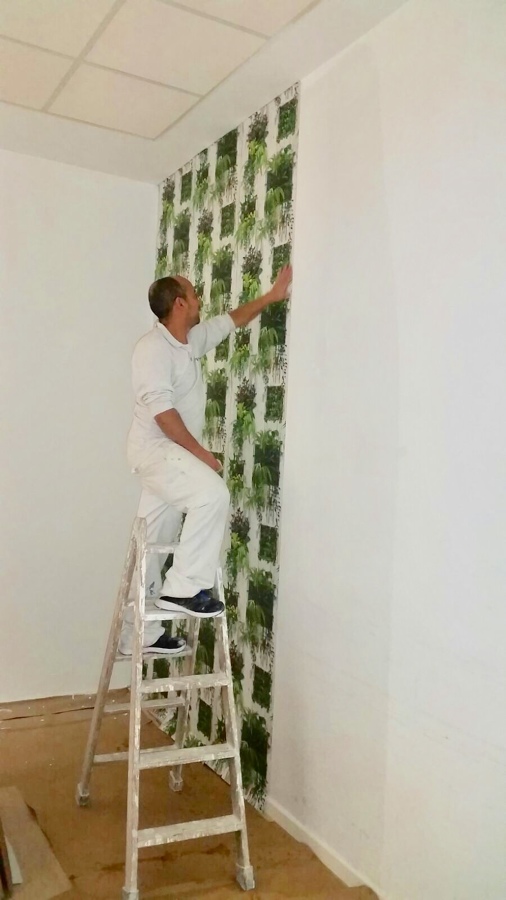 Poniendo el papel de pared