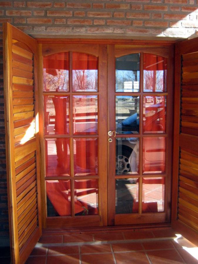 Aberturas completas de cedro de una vivienda