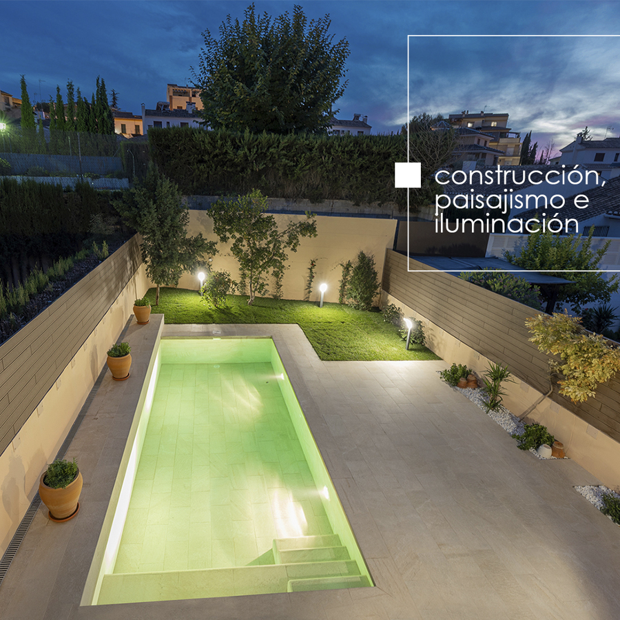 PISCINA CON ILUMINACIÓN NOCTURNA