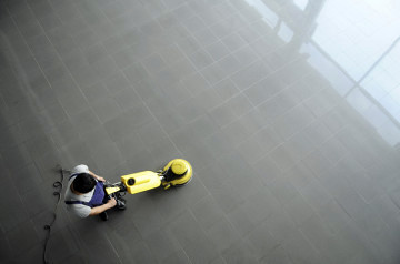 Abrillantado de suelos con máquinas rotativas