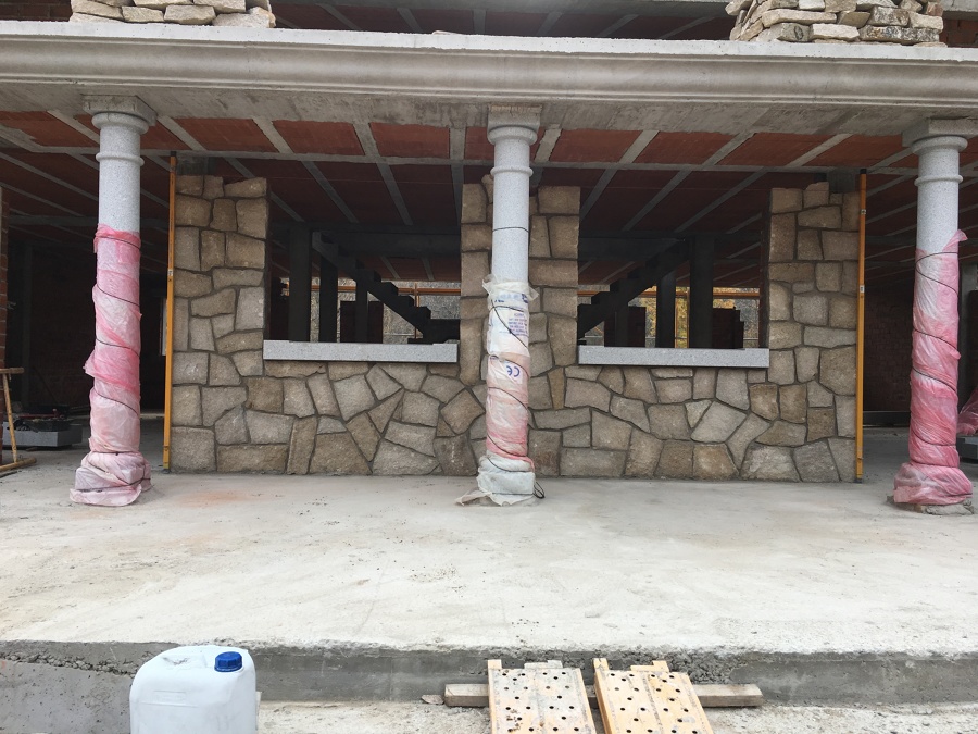 Piedra rubia de cardeñosa y dinteles de granito