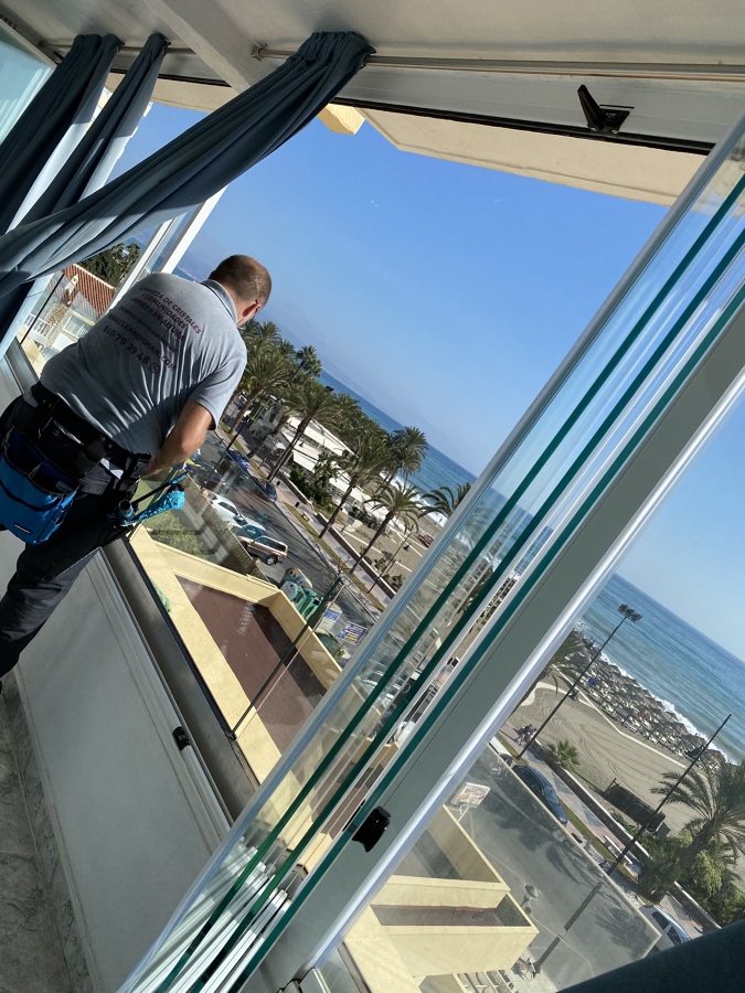 Limpieza de cierre de cortina de cristal