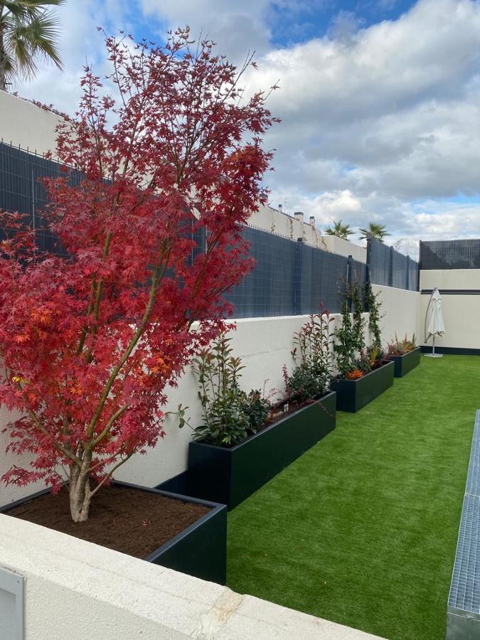 Diseño de jardin con jardineras de acero a medida