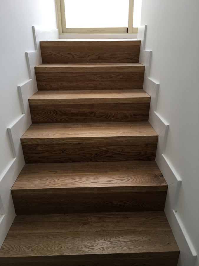 Revestimiento de escalera con madera de roble natural