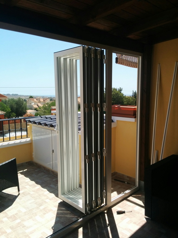 ACRISTALAMIENTO DE PUERTAS PLEGABLES PARA PERGOLA