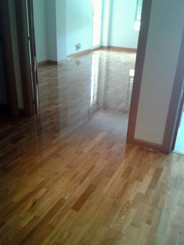 Acuchillado y barnizado con brillo