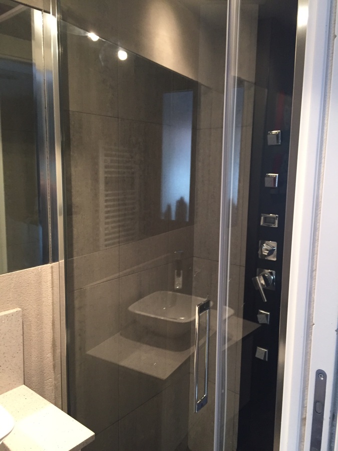 Mampara d ducha y columna de hidromasaje