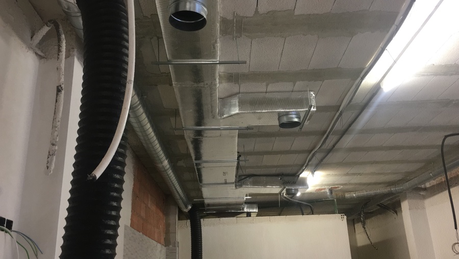 Preinstalación de conductos en local