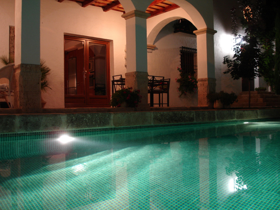 PISCINA CON FOCOS LED