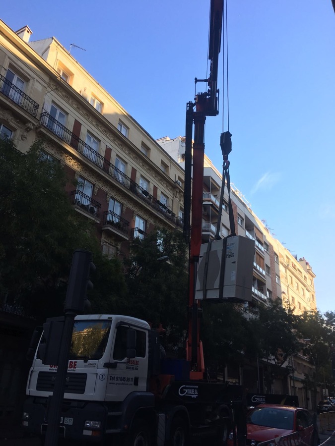 GRUA ELEVADORA DE MAQUINAS A LA AZOTEA DE EDIFICIOS