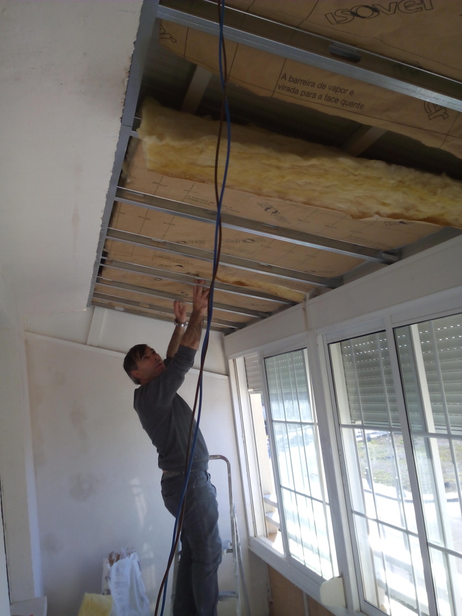 Aislamiento y cierre de techo metálico mediante placas de aislante de vidrio.
