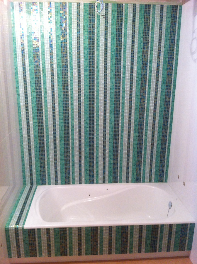 Alicatado blanco 30x60cm combinado con gressitte cortado en tiras de colores