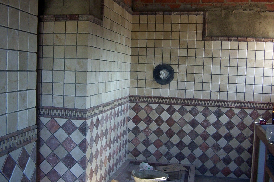 Alicatado de azulejos en cuarto de baño