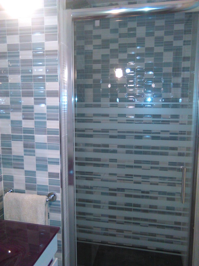ALICATADO DE BAÑO CON DUCHA Y MAMPARA