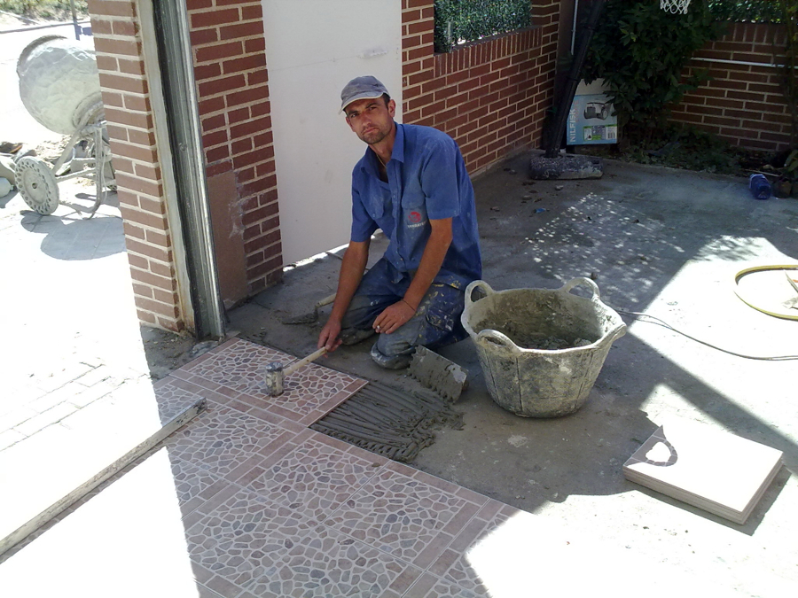 Alicatado de suelo de jardín