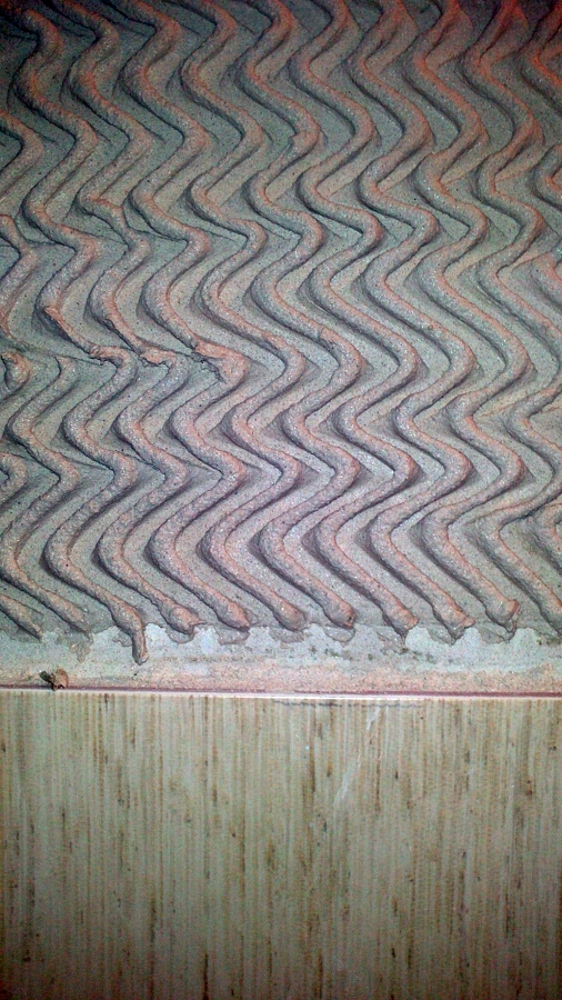 Alicatados con llana de dientes y pared enfoscada