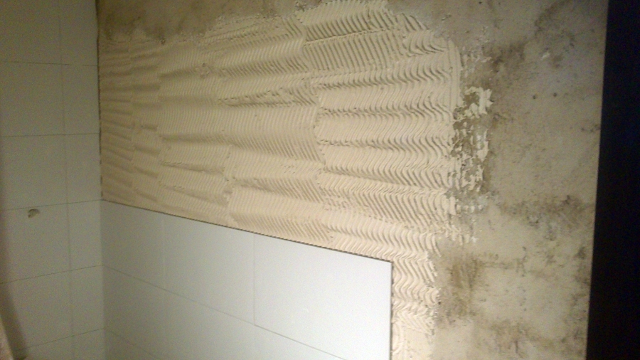 Alicatados con llana de dientes y pared enfoscada