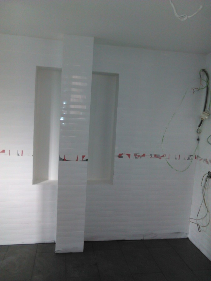 ALICATAR DE PARED,COLUMNA Y ESTANTERIAS EN COCINA