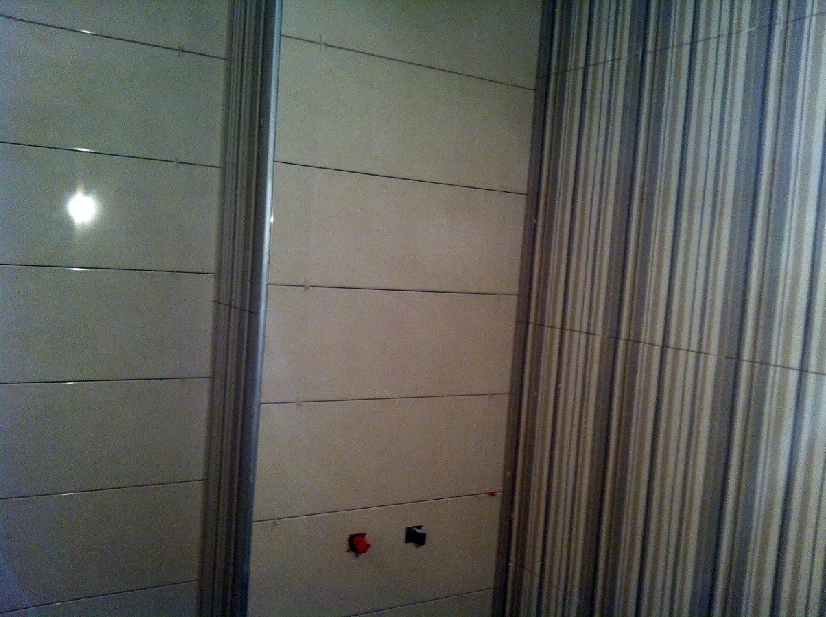 Alicatodo de baño con dos modelos de plaquetas