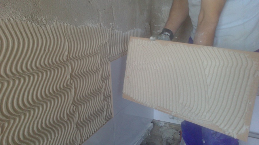 Alicatos con llana de dientes y paredes enfoscadas