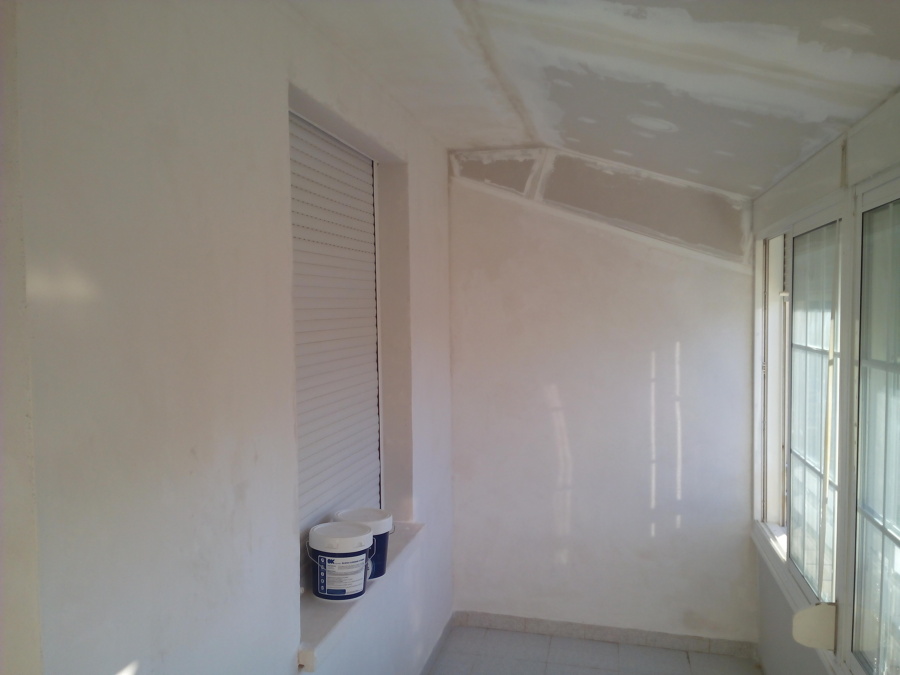 Alisamiento de Paredes, iluminación Led y lucido de techos en habitación Buhardilla a